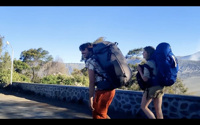 Nikmati Keindahan Alam, Ratusan Wisatawan Berjalan Kaki 40 KM Mengitari Bromo