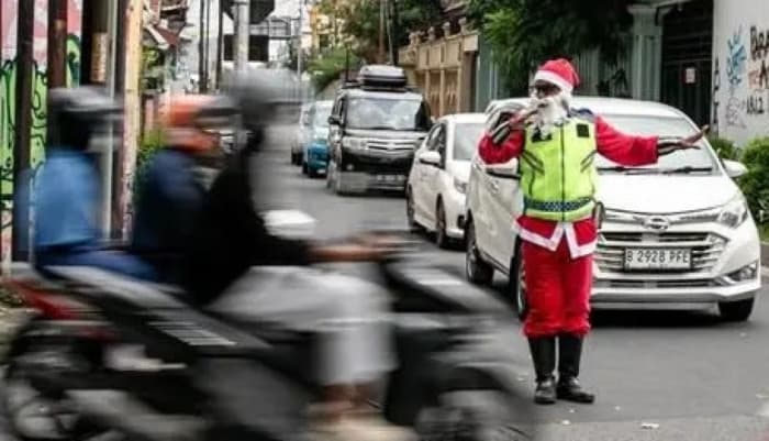 Aksi 'Sinterklas' Atur Lalu Lintas di Solo