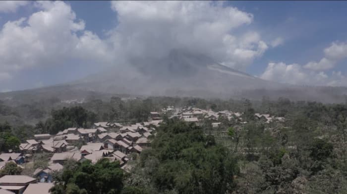 Merapi Spews Lava, Causing Hundreds Minor Quakes